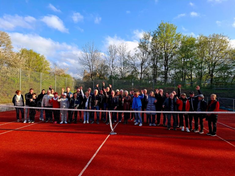 Zeitungsbericht: In Weilersbach wird jetzt auf Keramiksand Tennis gespielt